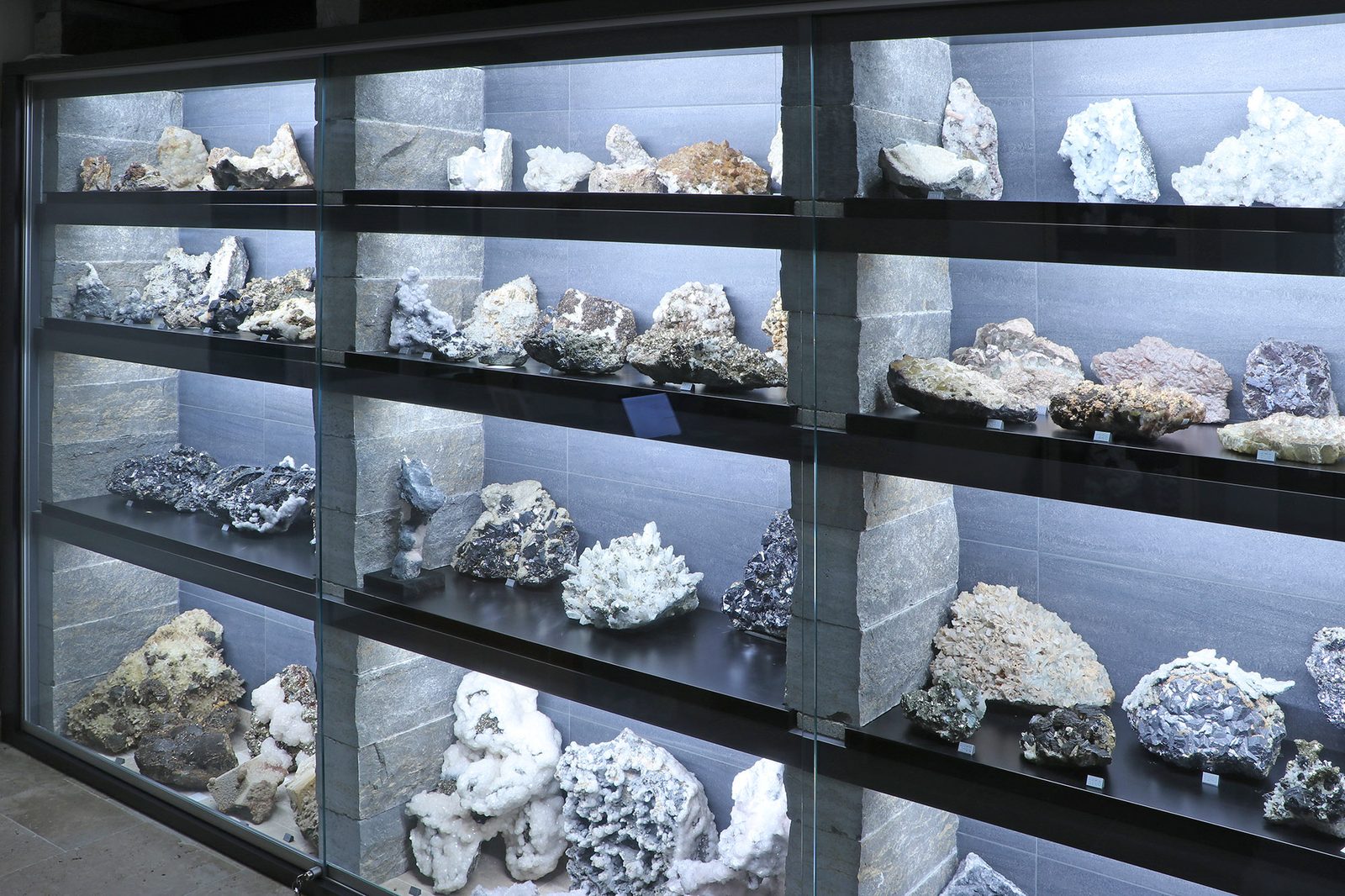 Vitrine der Mineraliensammlung
